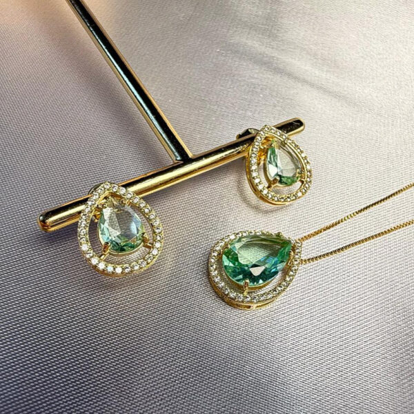 Conjunto cravejado com gota verde