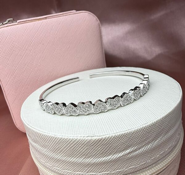 Bracelete de coração com detalhes prata